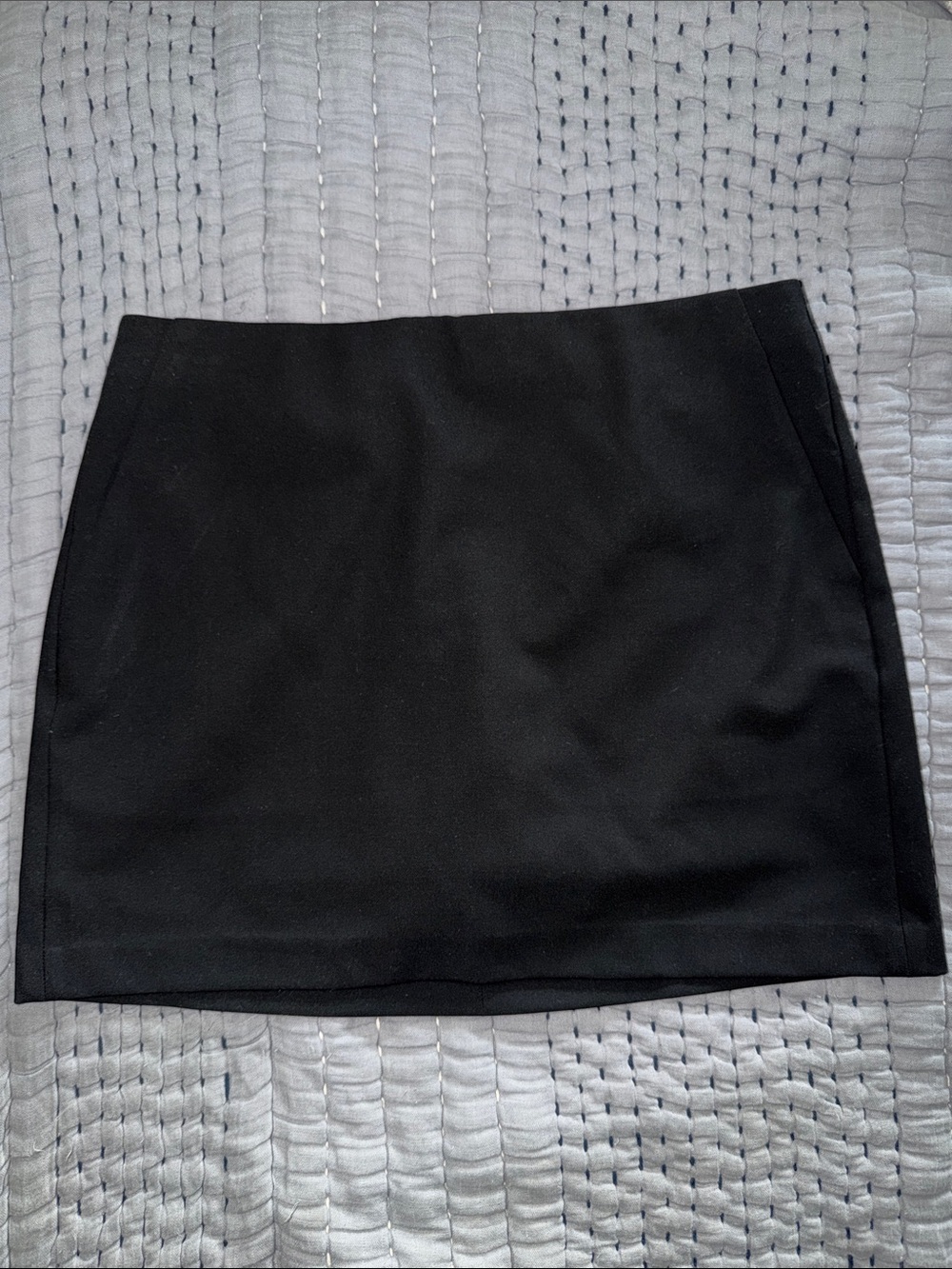 Uniqlo Black Mini Skort with Clean Silhouette